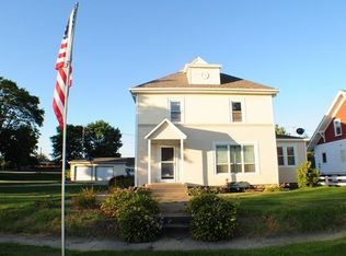 119 3rd St NW, Hopkinton, IA 52237