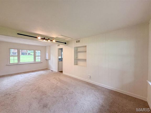 3rd image of 925 Woodcrest Ln