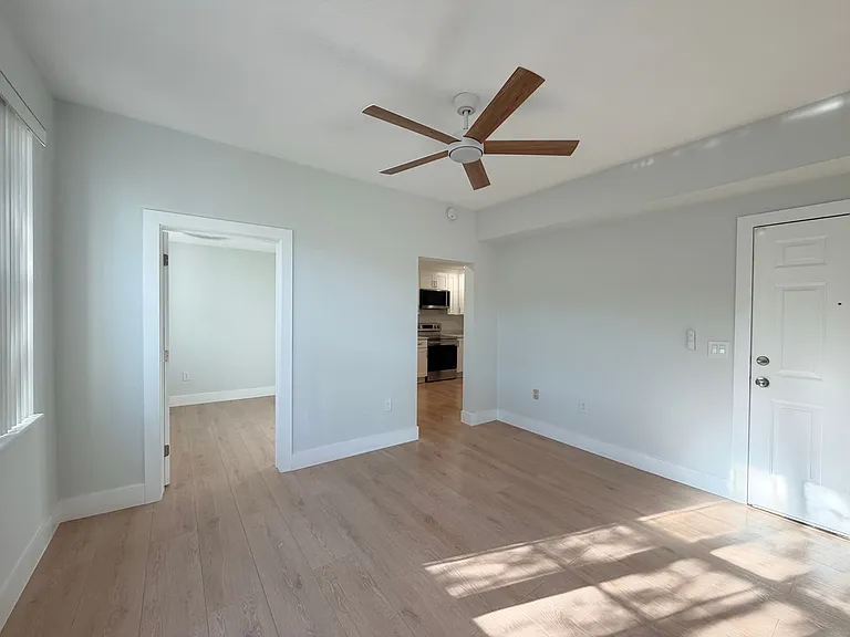 Valencia Apartments — Photo 8