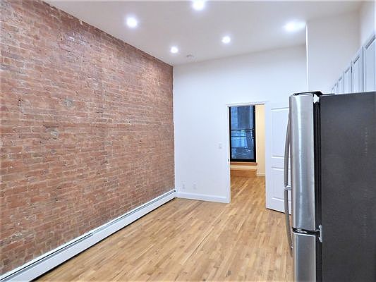 5th image of 1742 1st Ave #B