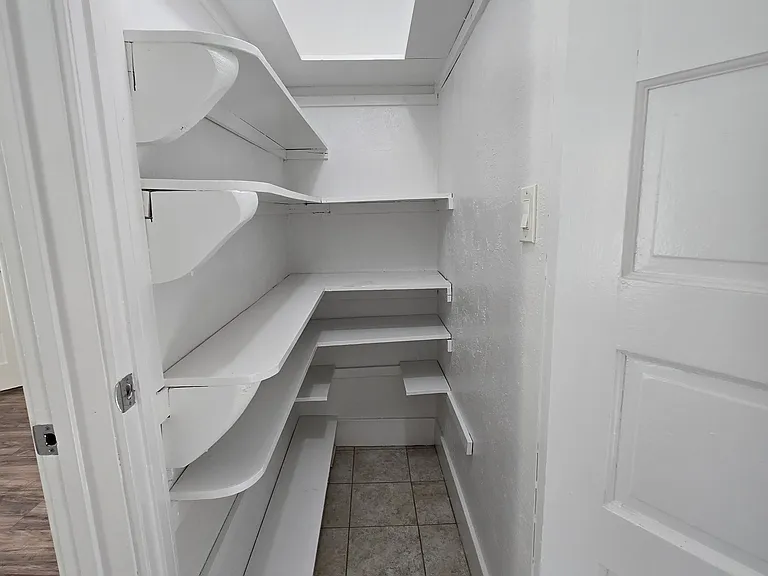 203 E Elm St — Photo 7