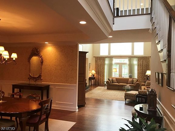 5th image of 10 Melrose Ln