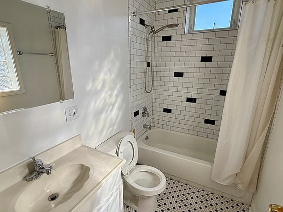 4th image of 2918 S Poplar Ave #R