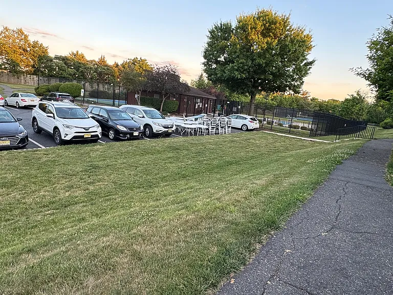 25 Bloomingdale Dr #4B — Photo 5