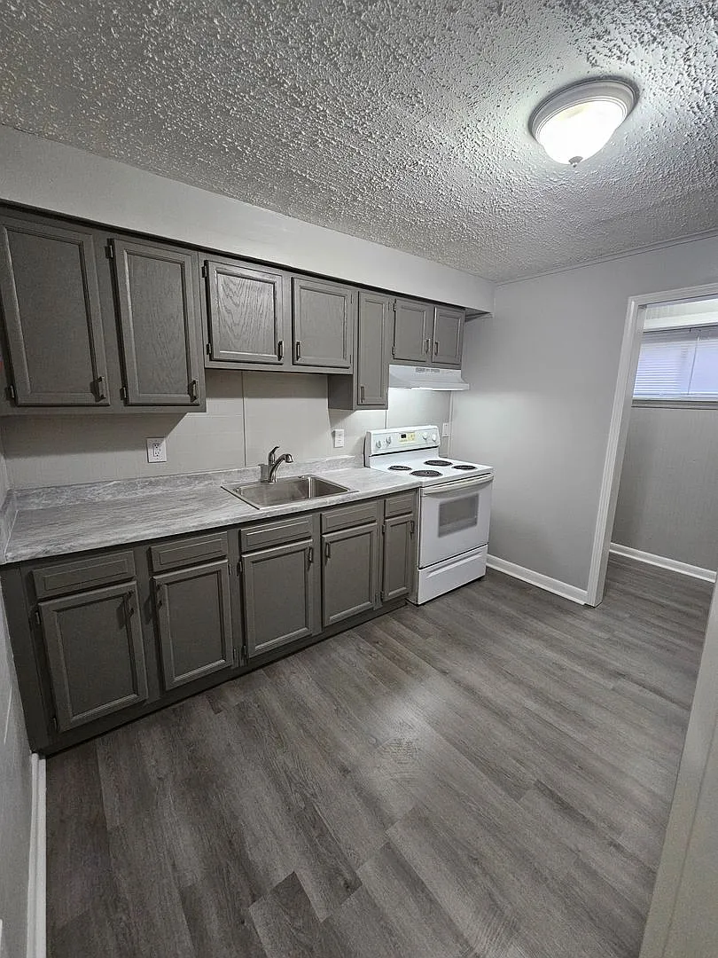 Evergreen Apartments — Photo 4
