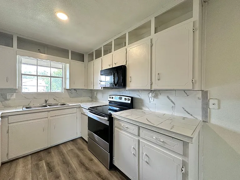 1410 Hammond Dr — Photo 7