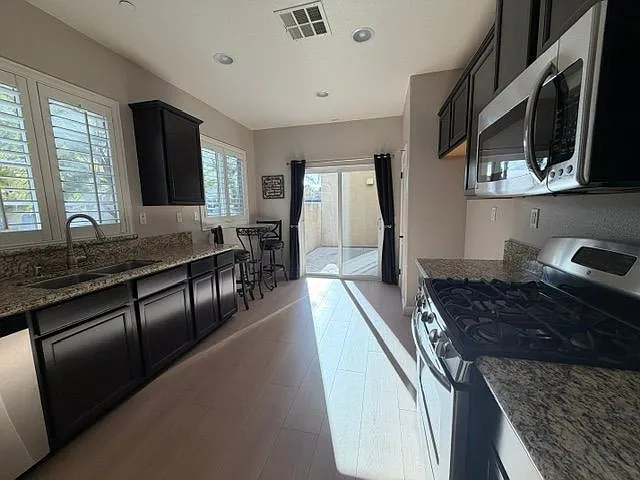 3 bed, 3.0 bath, 1590 sqft, $3,000 — Photo 4