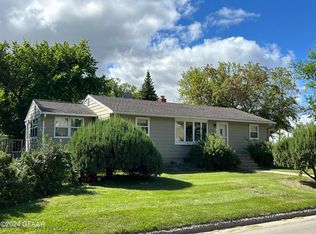 6 E 13th St, Grafton, ND 58237