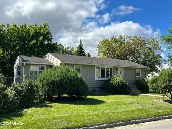 6 E 13th St, Grafton, ND 58237