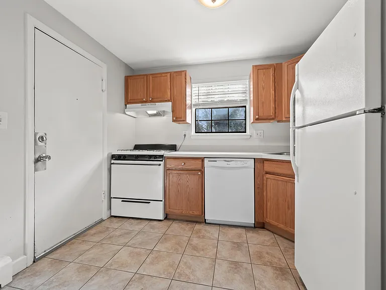 98 Sycamore Ln #D — Photo 4
