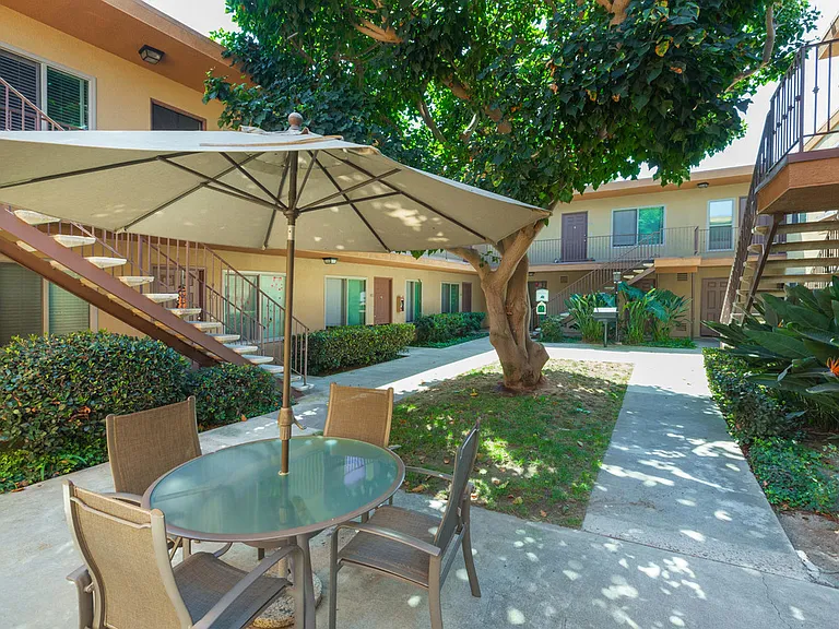 Courtyard view with table and Chairs