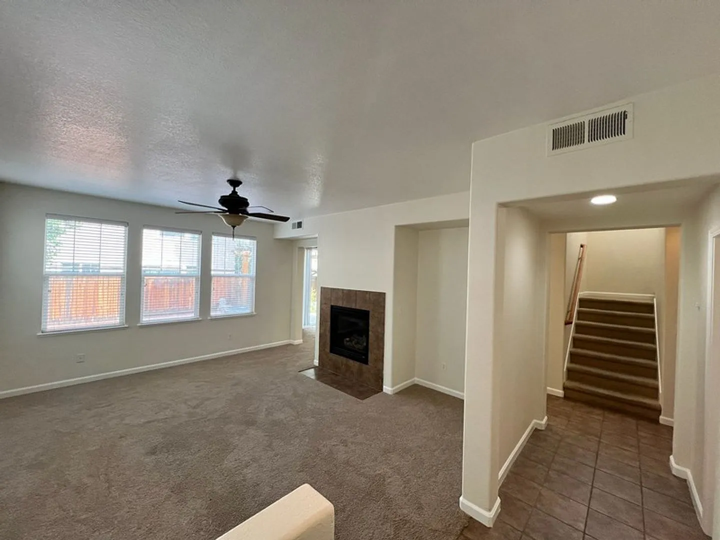 Three bedroom in gate community - East Sparks — Photo 3