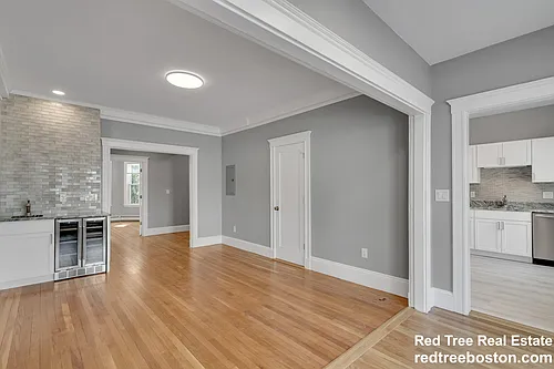 142 Sutherland Rd #1 Photo 1