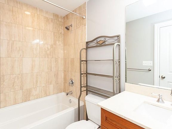 3rd image of 2703 N Wilton Ave #3J