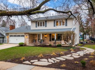 60 Redstart Rd, Naperville, IL 60565