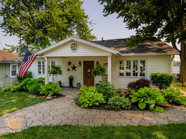 47444 Woodland Dr, Bangor, MI 49013