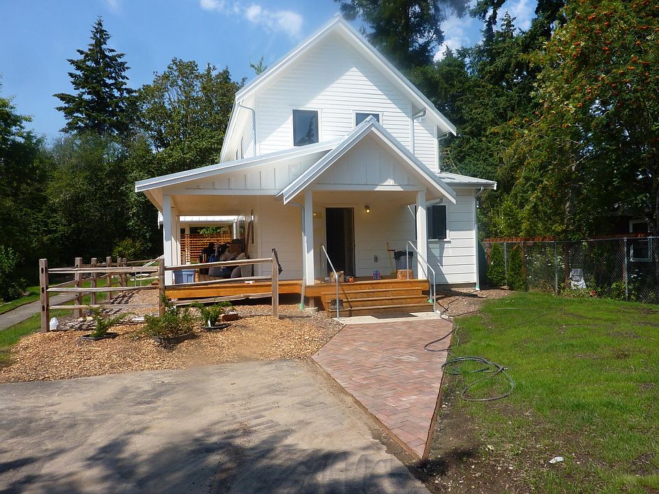 2250 Soundview Drive NE, Bainbridge Island WA 98110. Front of main house.