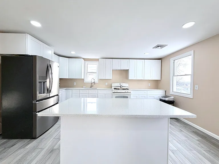 1572 Summit Ave #2 — Photo 2