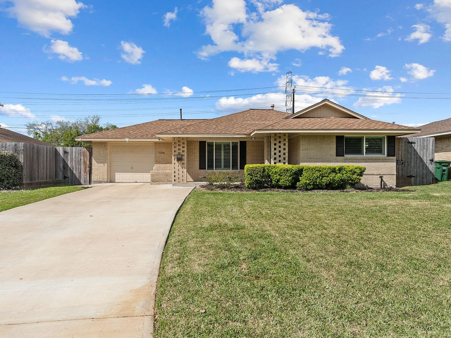3 bed, 2.0 bath, 1412 sqft, $2,950 — Photo 1