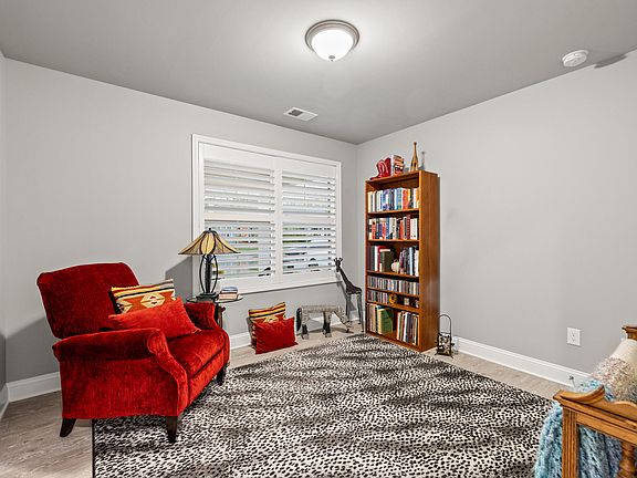 5th image of 327 Bassett Ave