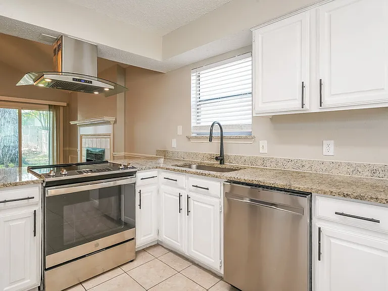 5016 Santa Fe Ct — Photo 9
