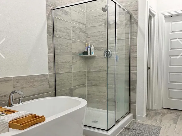 2410 Doncaster Dr — Photo 5