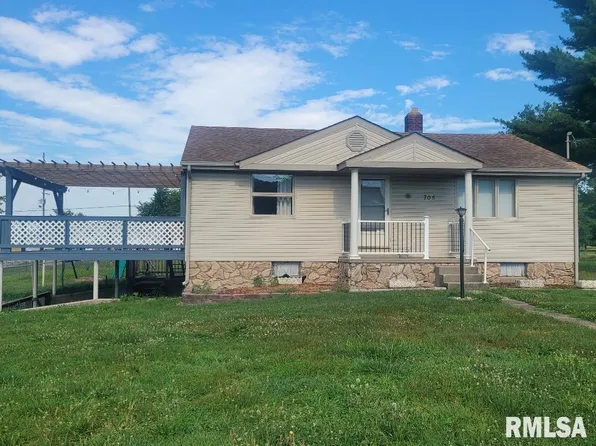 705 S Elm St, Sesser, IL 62884