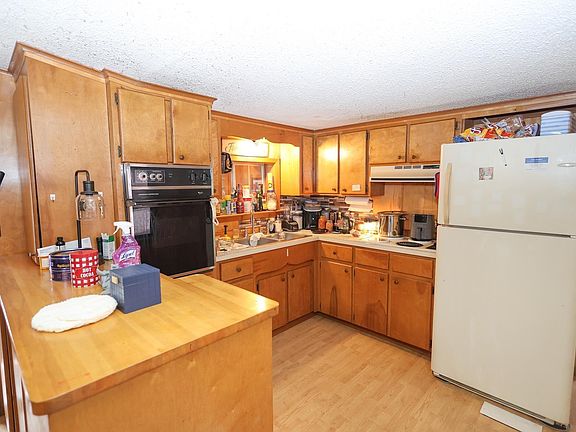 4th image of 9 Bear Creek Rd