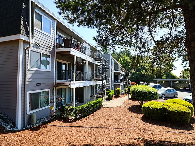 French Chateau Apartments — Photo 32