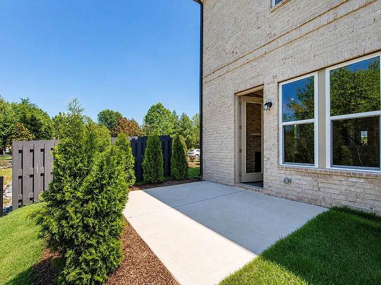 104 Kentmore Dr — Photo 20