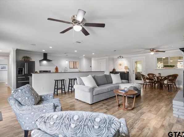 212 Treetop Ln, Hideaway, TX 75771
