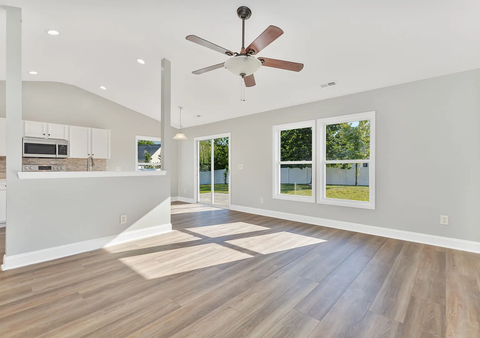 Charming 3BR/2BA Home on Expansive Lot in Carolina Forest — Photo 4