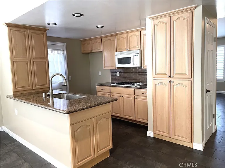 7566 E Woodsboro Ave — Photo 2