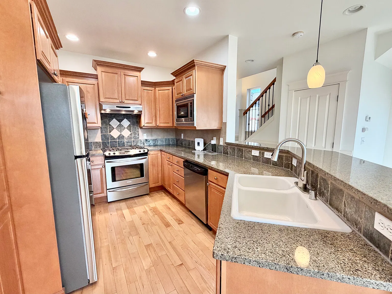 3 bed, 2.5 bath, 1600 sqft, $2,950 — Photo 3