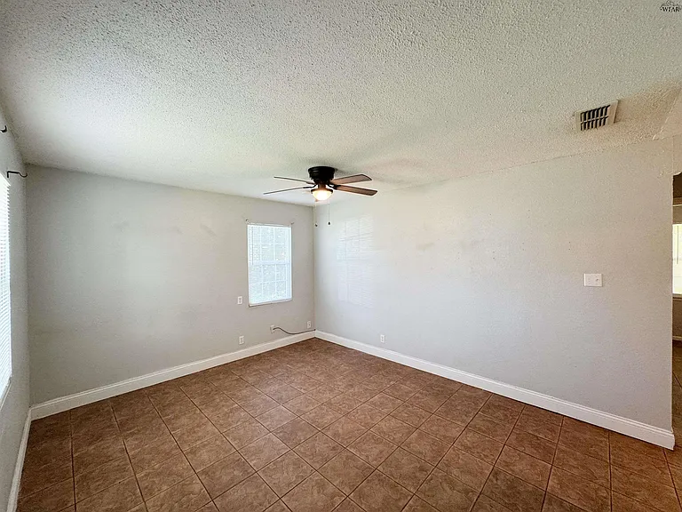 1403 E Cortez Dr — Photo 2