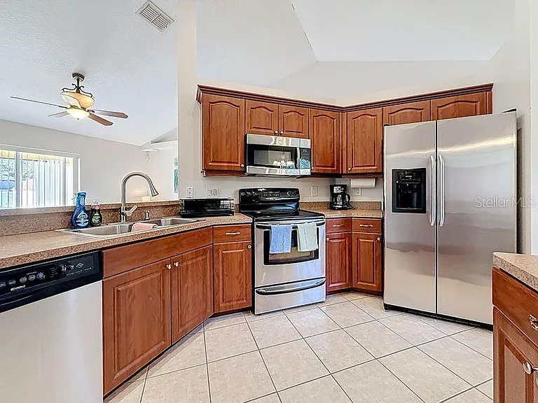 2402 Dryer Ave — Photo 10