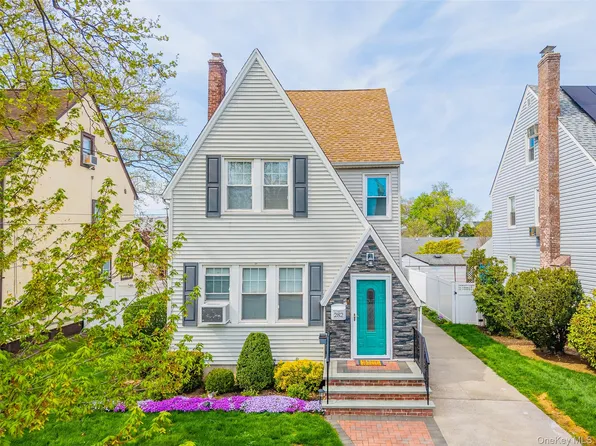 282 Houston Avenue, Mineola, NY 11501