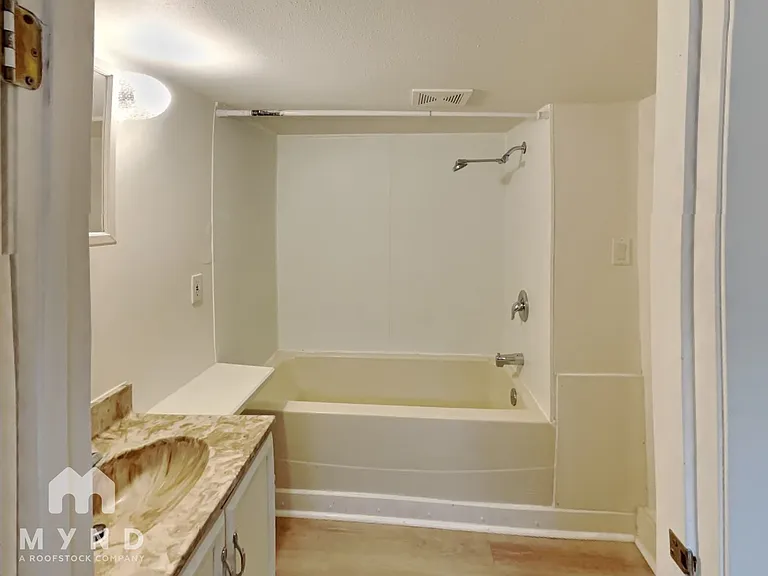 1311 N Alder St — Photo 20
