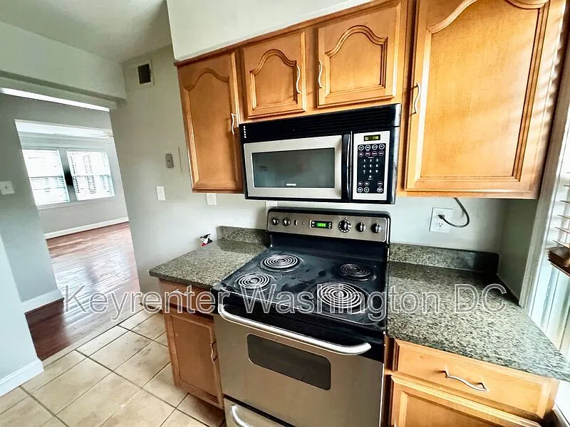 2 bed, 1.0 bath, 641 sqft, $1,550 — Photo 2