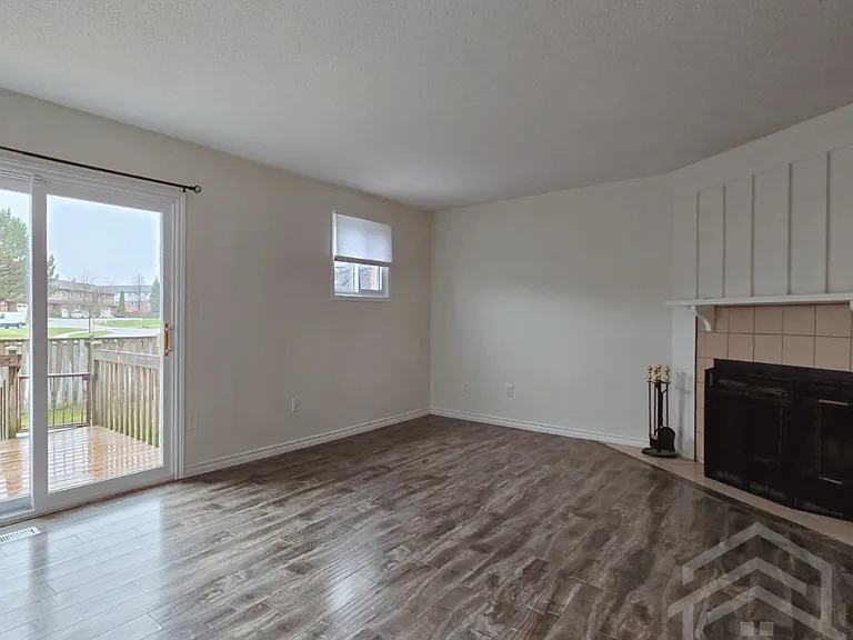 458 Springbank Ave N #2 — Photo 4