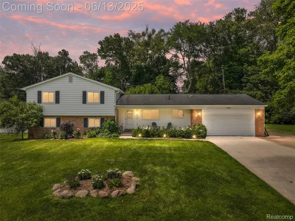 24960 S Cromwell Dr, Franklin, MI 48025