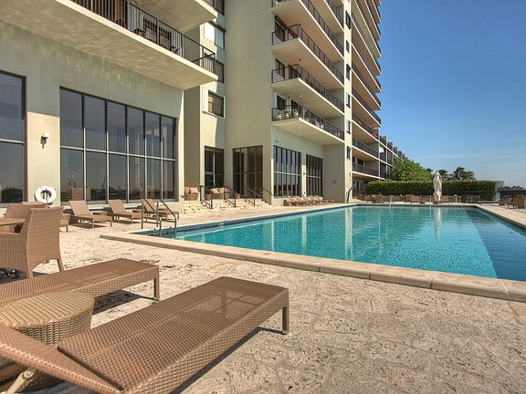 1000 Bay Pool
