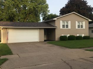 2950 Skyline Dr, Clinton, IA 52732