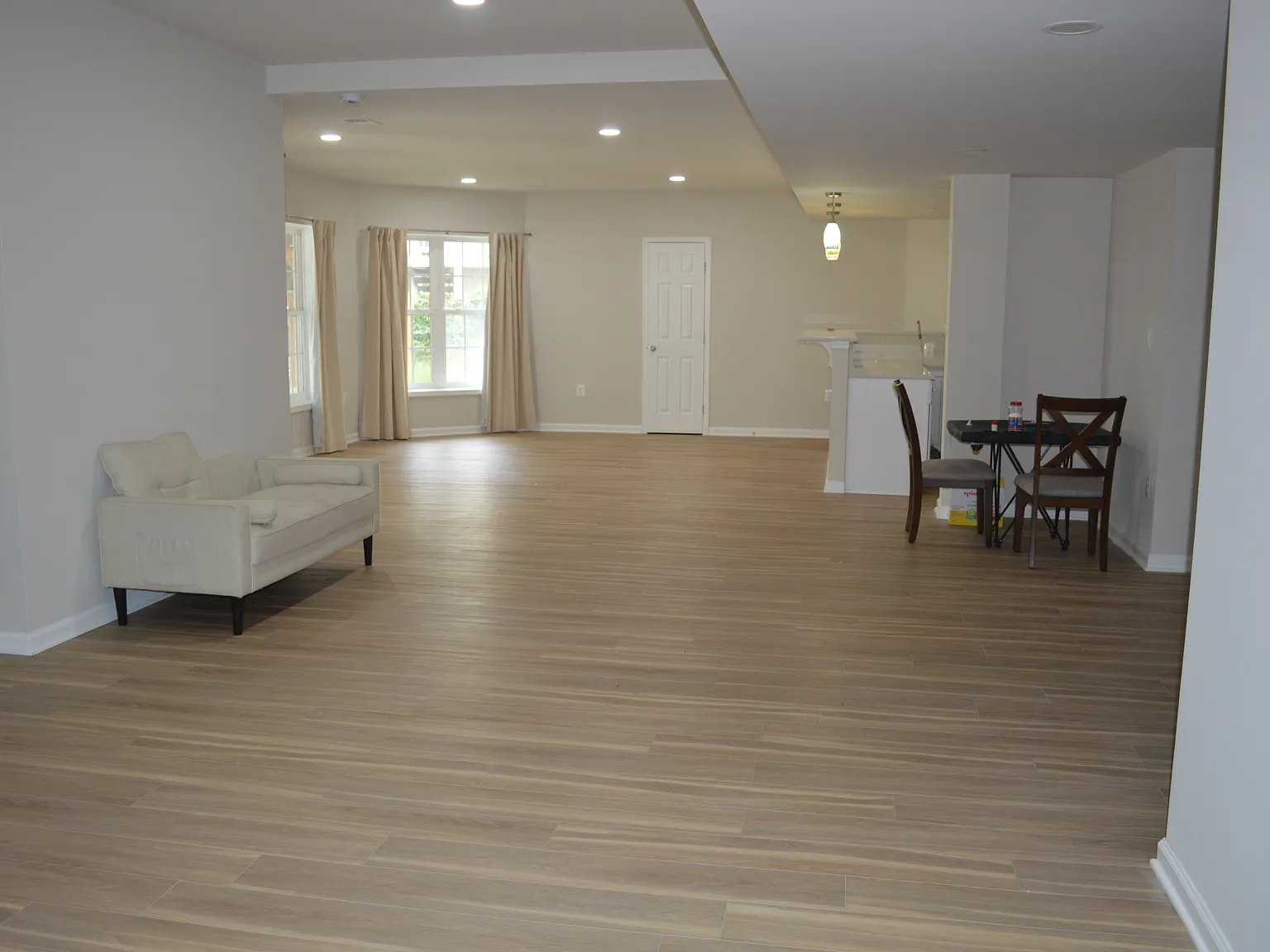 2 bed, 2000 sqft, $2,200 — Photo 3