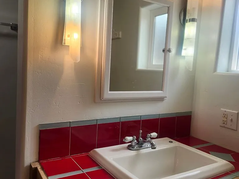 225 N Washington St — Photo 2