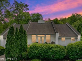 4852 Parview Dr, Clarkston, MI 48346