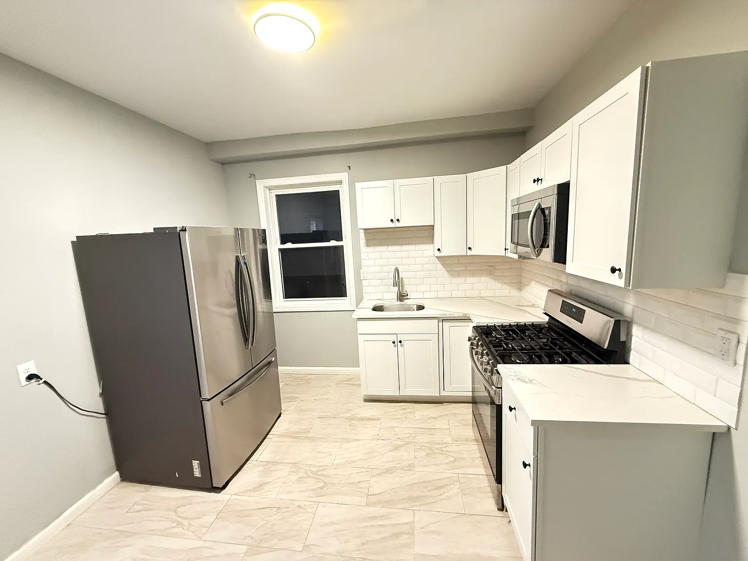 3 bed, 990 sqft, $2,800 — Photo 2