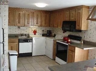 16 Lacebark Ln, Medford, NY 11763