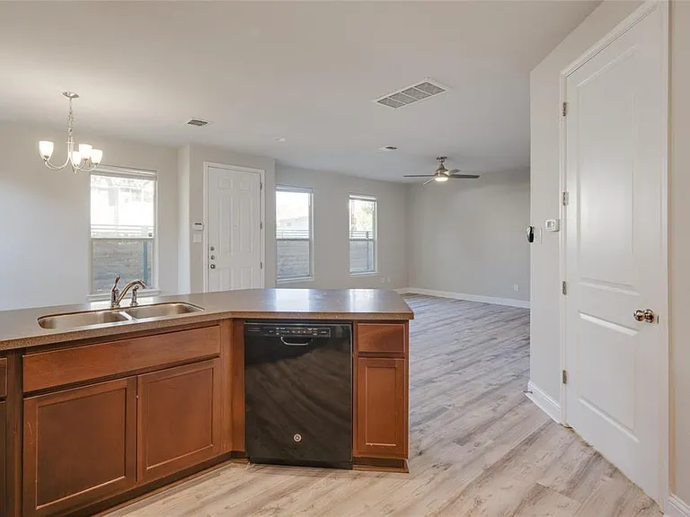 5701 Cougar Dr #D — Photo 7