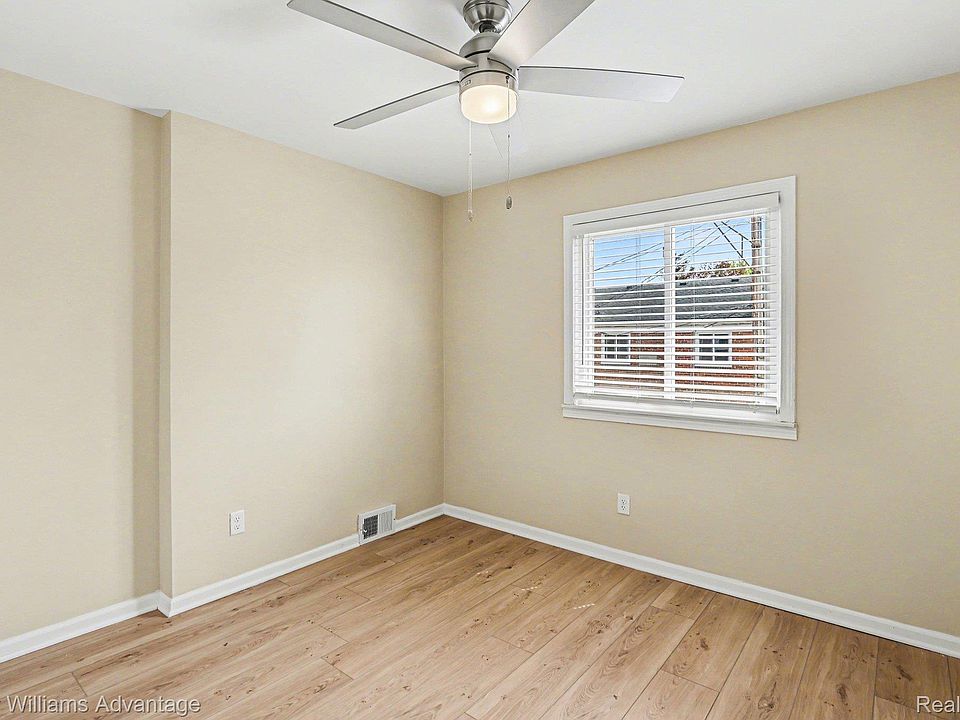 32718 Grand River Ave Unit C10, photo 11